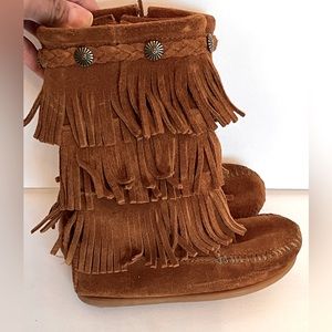 Minnetonka tan suede fringe boots
